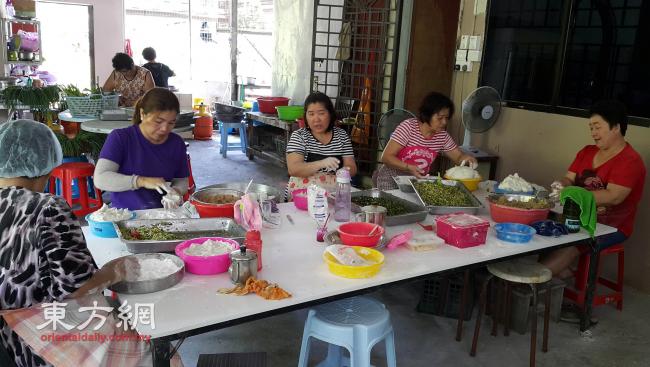 菜粄是河婆客家小吃，加拉巴沙威新村內的妇女受雇製作菜粄。