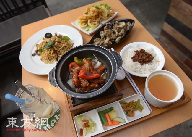 Kyoto specialty rice set：套餐附肉燥饭、例汤和小菜。肉片的味道有点像咕嚕肉，十分下饭。售价：15令吉90仙