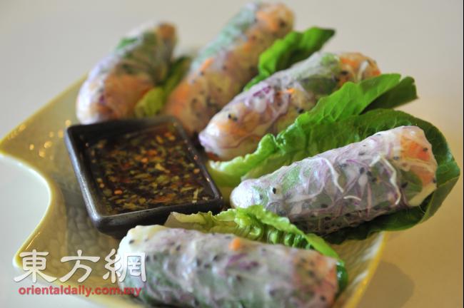 越南蔬菜卷，越南米纸皮包捲著紫包菜丝、红萝卜丝、薄荷叶、花生碎及素肉鬆，好吃得让人上癮。售价：13令吉80仙