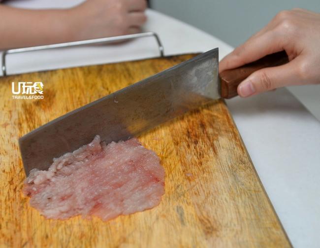 刮下来的鱼肉，必须用刀背轻轻地剁碎，让鱼浆吃起来更有弹性。