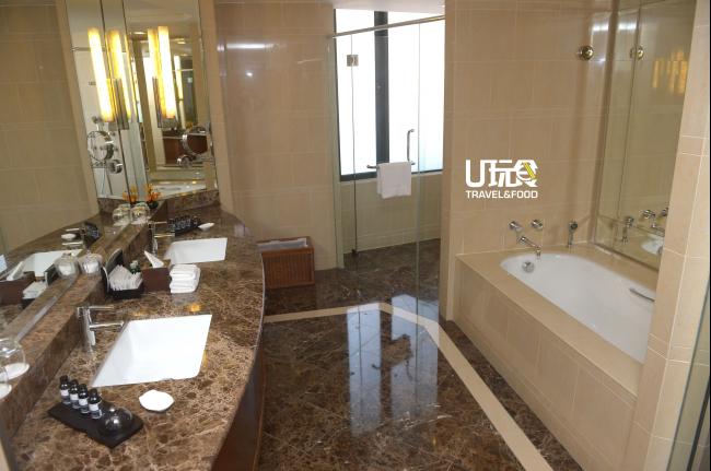 行政尊贵套房拥有各自独立的浴缸、浴室和厕所，让顾客有足够和舒適的空间享受沐浴时光。