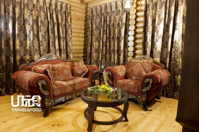 客厅採用欧洲贵族风的家具，加上原木的大自然色彩，让人觉得典雅舒適。