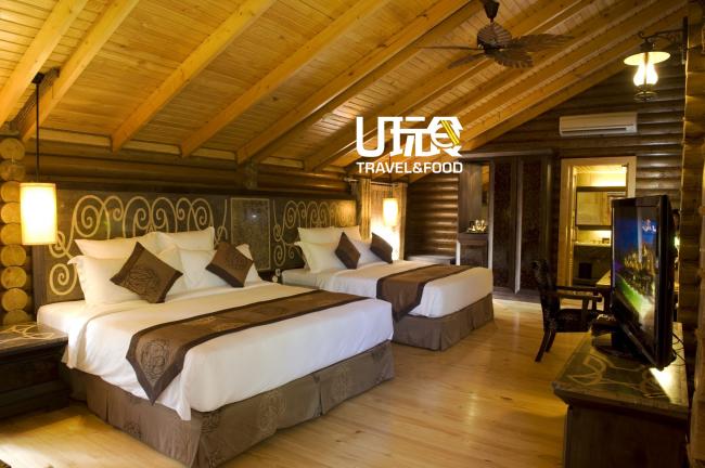 採用原松木打造的主臥室，加上柔和的灯光营造下，適合一家大小一起度假放鬆。