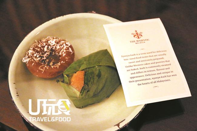 所有入住的宾客都能够享用酒店精心安排马六甲道地的娘惹糕点。