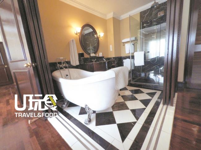 浴室内的浴缸是采用英式浴缸，保留英殖民地风格。