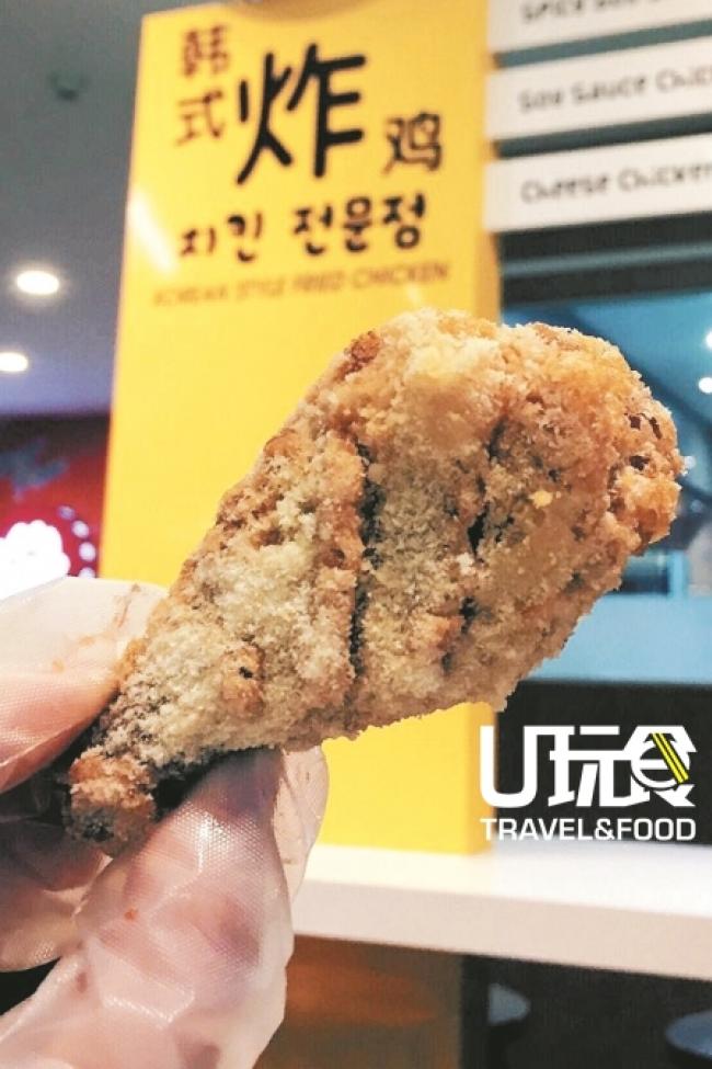 在韩剧热潮的推动下，韩国饮食文化受到热烈欢迎，韩国料理或韩国炸鸡在本地广受欢迎。图为深受时下年轻人喜爱的韩式炸鸡。