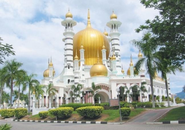 富丽堂皇的江沙乌布迪亚清真寺，也是外国游客前来霹州旅游，其中一个必到景点。