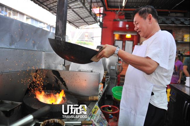 李庆进坚持以炭火炒福建面，因为生火才能炒出福建面的浓香味！