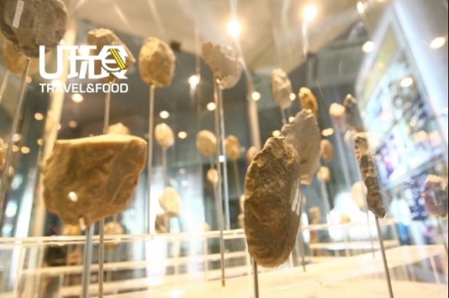 玲瓏考古博物馆內展示眾多石器时代的石器工具，供旅客观赏。