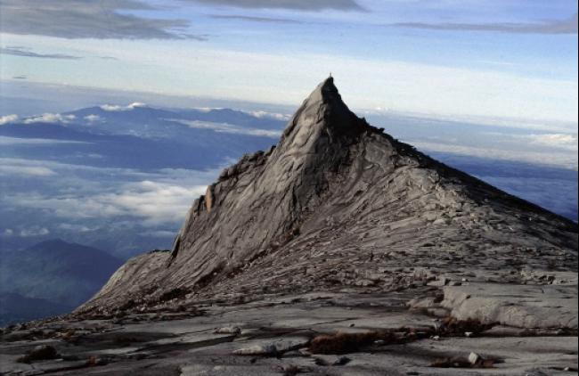 沙巴神山被誉为东南亚第一高峰。（摘自 马来西亚观光局）