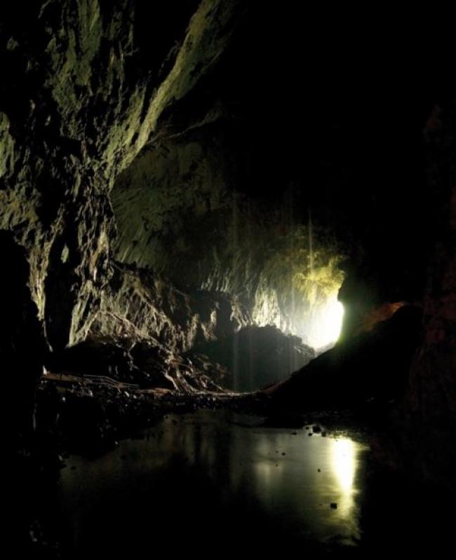砂拉越姆鲁国家公园的鹿洞是世界最长的洞穴。(摘自 马来西亚观光局）
