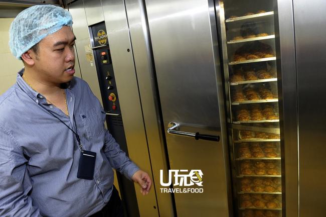 梁贤食品公司董事经理梁国辉向记者解说生产月饼的步骤。
