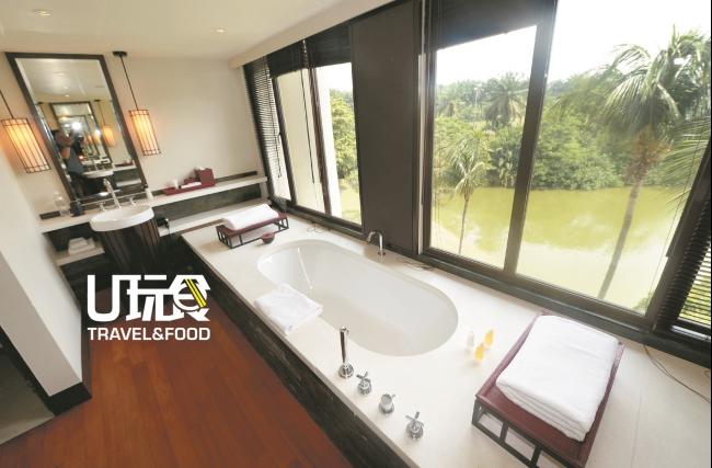 豪华套房的浴缸可望见湖泊和花园，甚至在后方的森林，让人泡澡时也能享受绿色的大自然环境。