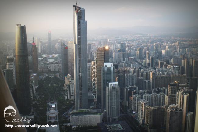 眼前的这栋新摩天楼是周天福金融中心，其高度在中国排名第四。