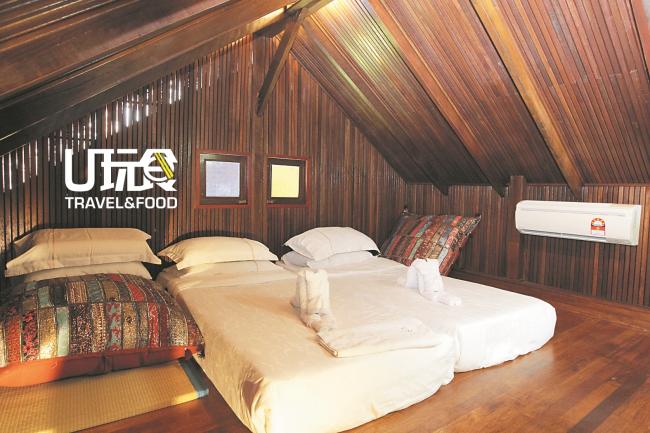 这间甘榜屋的楼上也设有一个小空间，摆放了两张床褥供入住的游客休息。