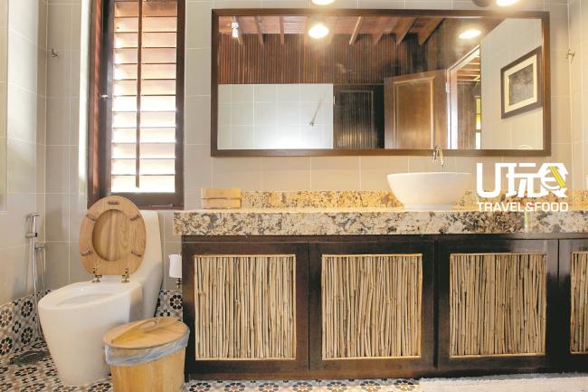 以木板为主要建材的甘榜屋，其浴室的设计也毫不马虎，连马桶盖和垃圾桶都是以木板制成。