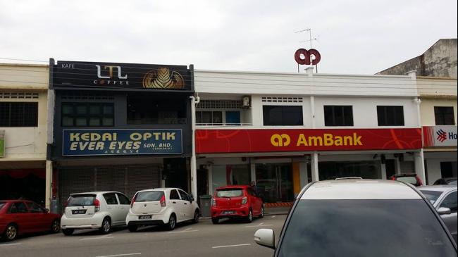 咖啡馆位于AmBank旁的二楼店屋，招牌以咖啡拉花图样为设计。（摘自 LTL Coffee面子书专页）