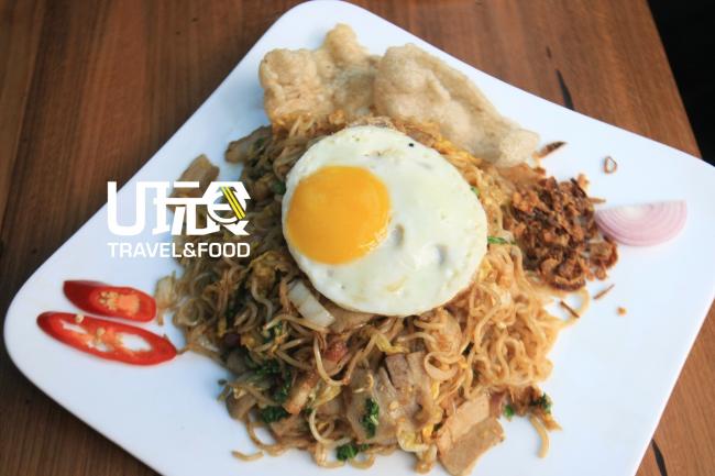 【Indonesian Style Mee Goreng】印尼进口的快熟麵条爽弹Q滑，佐洋葱、猪腩片、鸡蛋等，每条面都均匀沾上迷人的「锅气」。售价：19令吉