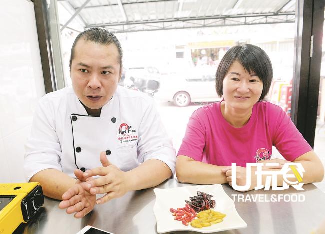 老板张顺发（左）与老板娘陈小华，一个负责厨房，一个负责楼面招呼客人，夫妻俩合作无间。