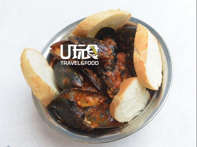 Chilli Mussels源自澳洲柏斯名店Uncle Vincent's的食谱，番茄酱基底，加上多种香草、蒜片及辣椒干，味道浓郁带辣，大推！售价：49令吉++