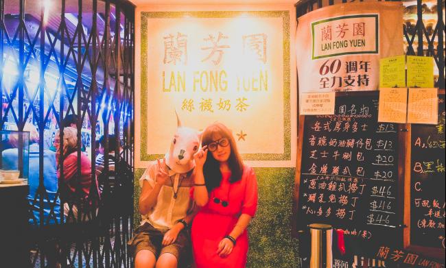 罗婉琪在旅途中认识了许多朋友，随着他们的脚步穿街走巷。 「兰芳园」是香港历史悠久的茶餐厅，游客必访。她喜欢戴着兔子头拍照，不必担心状态不好，照片不好看，久而久之也就成了风格。