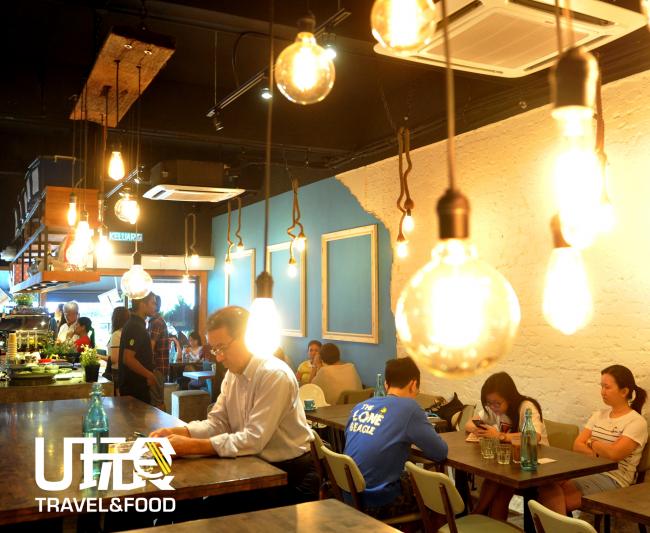 澳洲坎贝拉的红店Patissez登陆吉隆坡孟沙区，是城中热门的新蒲点。