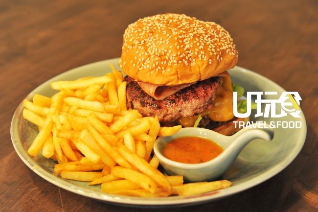 Freak Burger：汉堡內夹著牛扒肉、烟熏鸡肉培根、Cheddar芝士等，超大份量叫人吃得满足。售价：38令吉