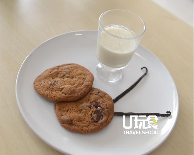 巧克力饼佐香草牛奶：浓郁的巧克力饼干蘸热香草牛奶，简单却好吃。