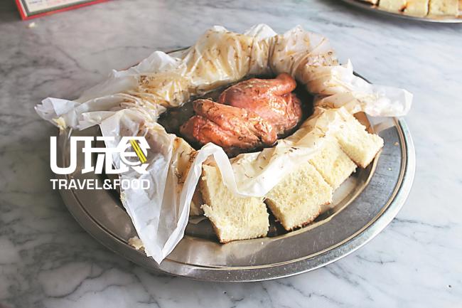 虽然药材面包鸡不如咖喱面包鸡受欢迎，但仍有顾客青睐，因此游汉华仍坚持生产。