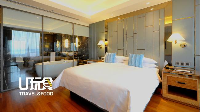 宽敞的总统套房卧房设计简约，流露出自然主义风格。