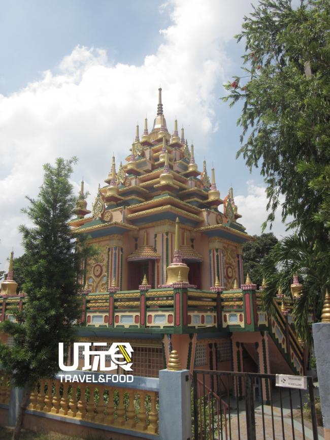 在比亚南佛寺，可见一座别具特色的佛塔。