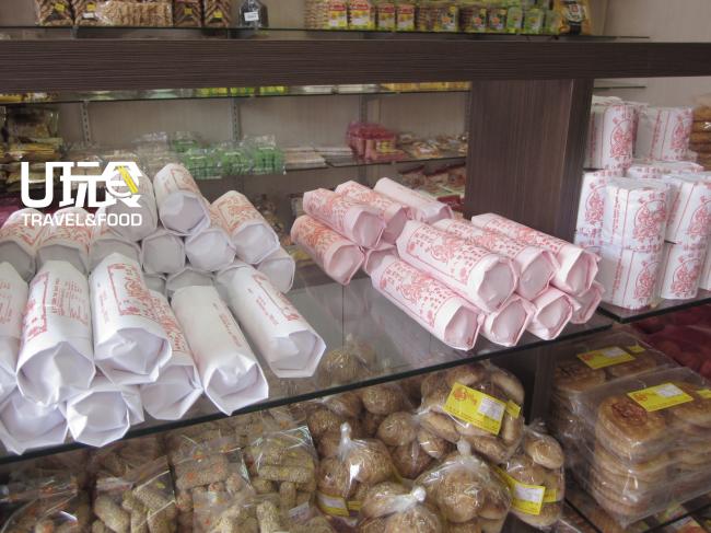 怡隆饼家售卖各式手工制作的豆沙饼及香饼。