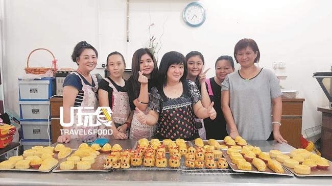 赖桂兰(左4)乐于与学员分享DIY自制月饼的经验。