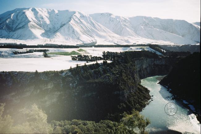 冰川融化后的水质含有特殊的矿物质成分，让Rakaia河流颜色更漂亮。