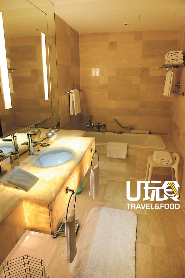 虽说酒店倾向简约风格，但还是不失高贵，如浴室洗手台有灯光设置，还设有浴缸供顾客泡澡。