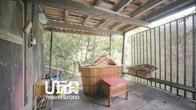 户外泡澡并不稀奇，许多高级度假村也提供类似的服务，让住客在舒适的林木间享受放松的个人时光， 但在真正维持原貌的雨林里用沐浴桶泡澡，感受必然大大不同。