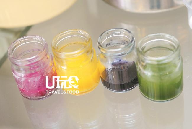3D果冻花卉月饼皆是采用鲜榨的水果菜汁， 作为果冻花卉上色的颜料。左起为火龙果汁、芒果汁、兰花汁和班兰叶汁。