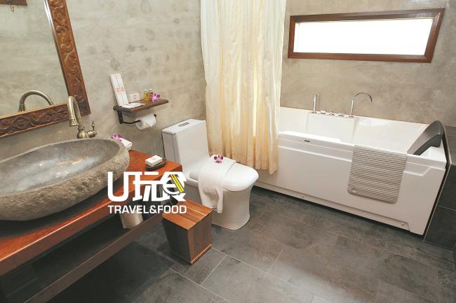 浴室的设计看似简单却不失浓郁的峇里岛风情，加上备有浴枕的浴缸，无论是坐泡还是躺浴都很舒服。