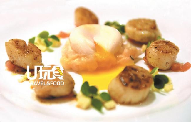 Seared sea scallops 餐厅很受欢迎的开胃菜，采用美国带子，两面刚好煎熟，吃出鲜甜味道，佐半熟水煮蛋及清新的香草酱。售价：78令吉