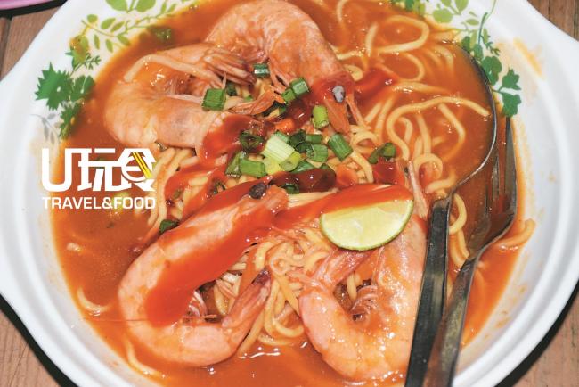 沙耶岛有许多的新鲜海产批发，而当地也有著名的虾面（MEE UDANG），新鲜的海虾搭配面条，色香味俱全，共有4家餐馆提供美食，每碗10令吉起。