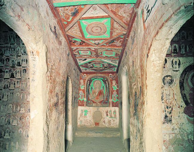 莫高窟自十六国时期开始开凿，直到元朝，前后近千年，在佛窟的形制上呈现出了不同时期的不同特点。第一种是早期的禅房窟，如图中的268窟，甬道式佛窟后部塑有佛像。