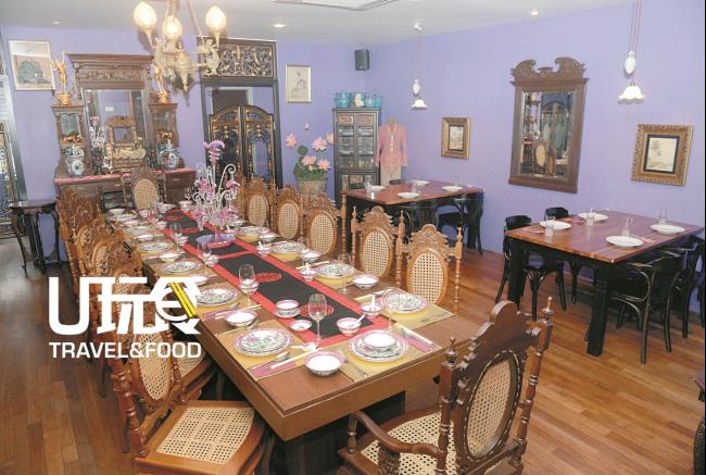 小雅轩的二楼用餐专区，展示了不少娘惹古董珍品，非常华贵，活脱脱像一座小型娘惹博物馆。
