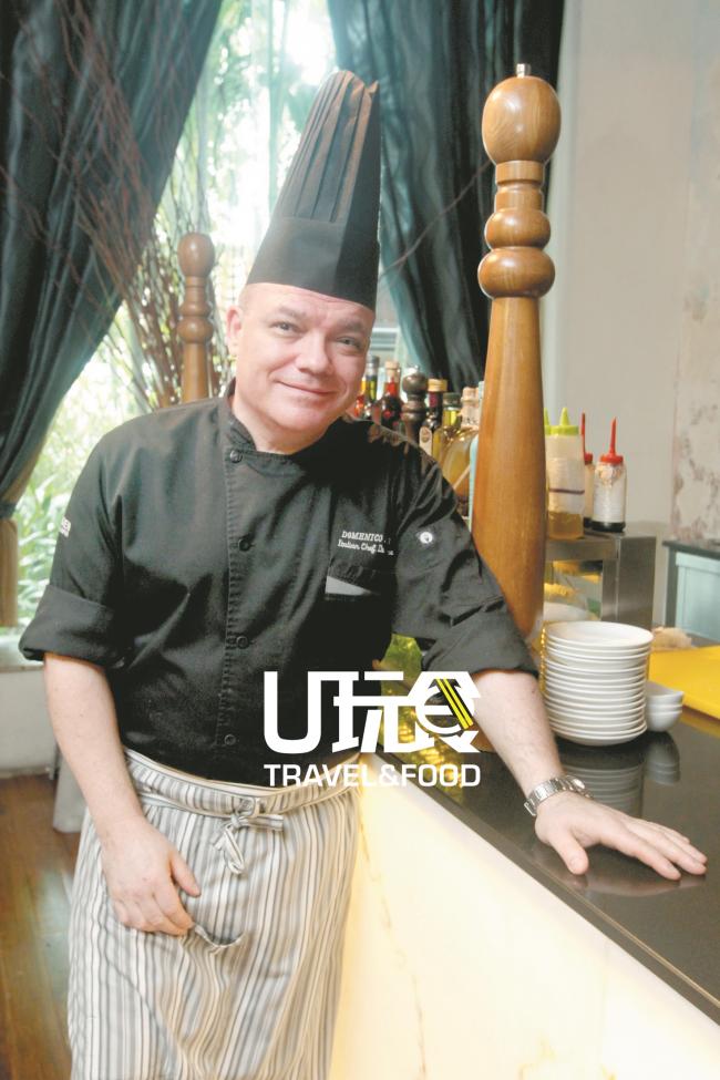 主厨多明尼哥来自撒丁岛，拥有30年厨龄，曾在本地高级意大利餐厅Sassorosso担任主厨，厨艺了得。