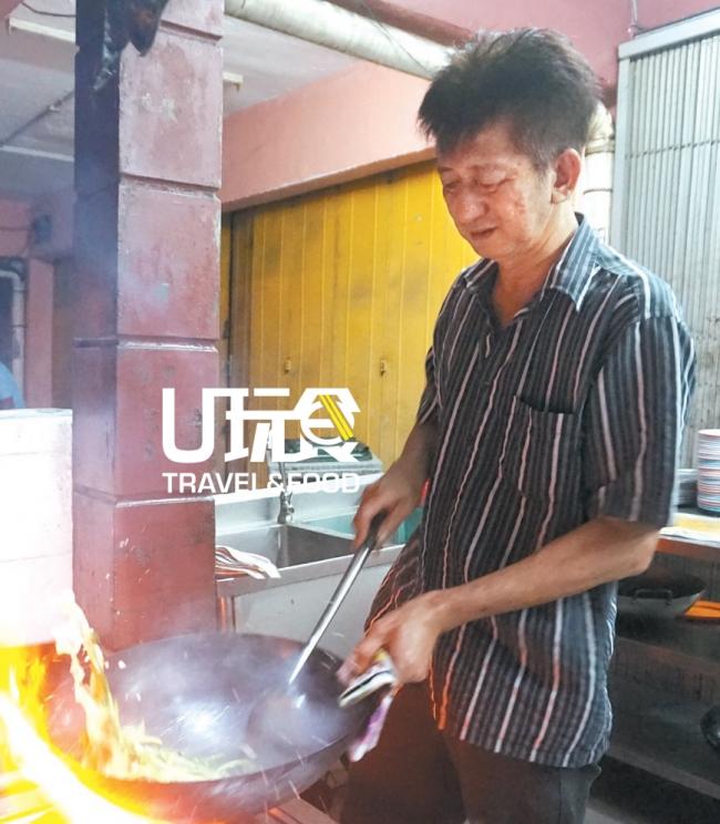 蔡惠才勤学苦练十几年，如今煮得一手好菜。