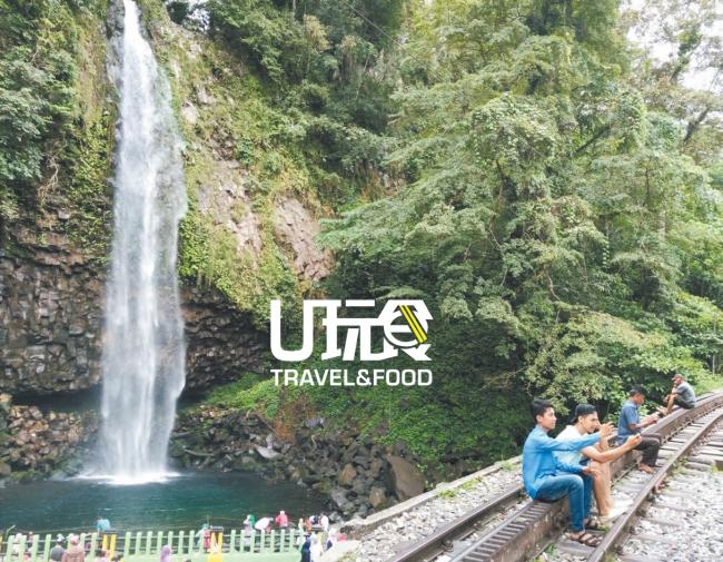 阿奈谷瀑布（Anai Valley Waterfall）是西苏门答腊的热门观光景点区之一，一些游客甚至就地坐在已停驶的旧火车轨道上，与瀑布景色一起自拍。