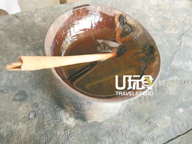 巴东有一种称作「咖啡茶」的独特饮料，咖啡茶以椰壳制成品盛装，再以肉桂作为汤匙，喝下去有种凉茶的感觉。