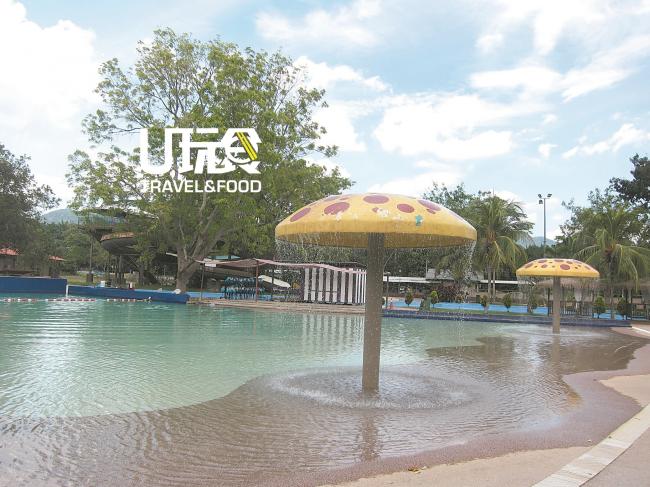 不叻士天然温泉水上乐园也拥有儿童成人活动池、水滑梯等，已成为一个老少咸宜的好地方。
