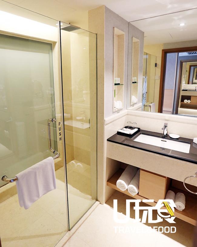 酒店套房提供了完善的淋浴用具让宾客使用。