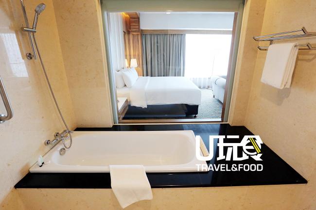 酒店套房即创新又大胆的巧思设计在于浴室及厕所的全透明隔间设计。