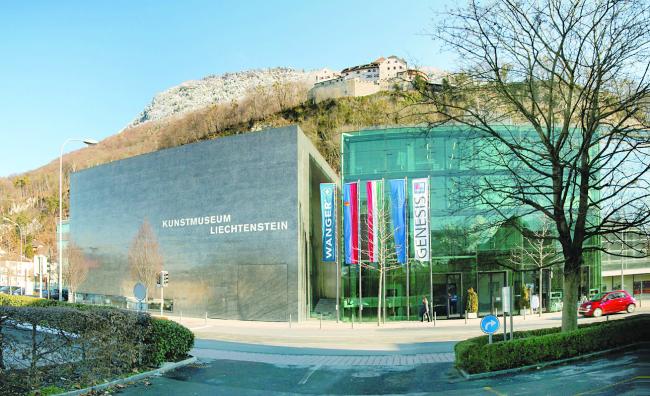 除了邮政博物馆，到瓦杜兹也可顺道参观艺术博物馆（Kunstmuseum），虽是一座现代化的获奖建筑，藏品却包括了欧洲最古老的私人收藏。
